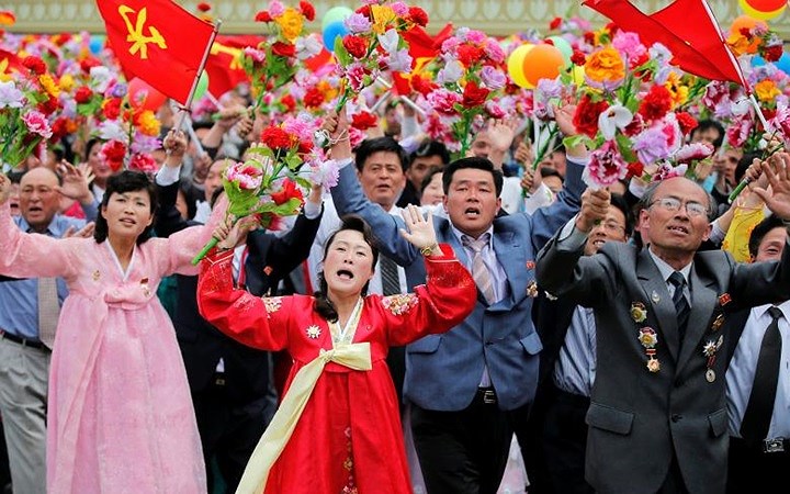 Người dân Triều Tiên trong trang phục truyền thống tham gia chào đón nhà lãnh đạo của mình tại thủ đô Bình Nhưỡng.