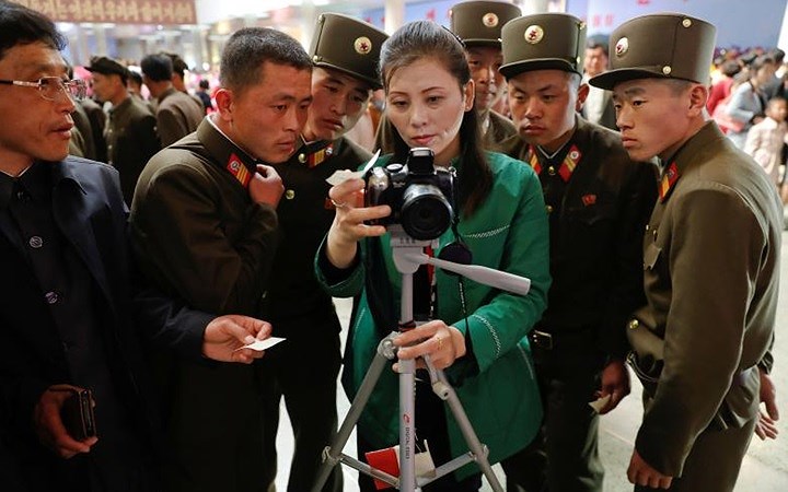 Những người lính đang xem lại những bức ảnh lưu niệm của mình tại một sự kiện mừng sinh nhật nhà cố lãnh đạo Kim Nhật Thành.