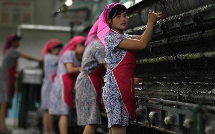 Những nữ công nhân tại nhà máy dệt Kim Jong-suk ở Bình Nhưỡng. Nhà máy này được đặt tên theo tên của phu nhân của cố lãnh đạo Kim Nhật Thành. 