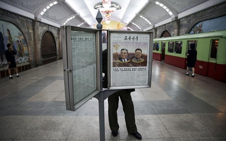 Người dân đọc báo tại các nhà ga tàu điện ngầm. 