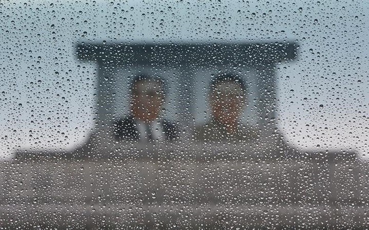 Bức ảnh chụp từ cửa sổ xe bus khi đi qua sân vận động Kim Nhật Thành.