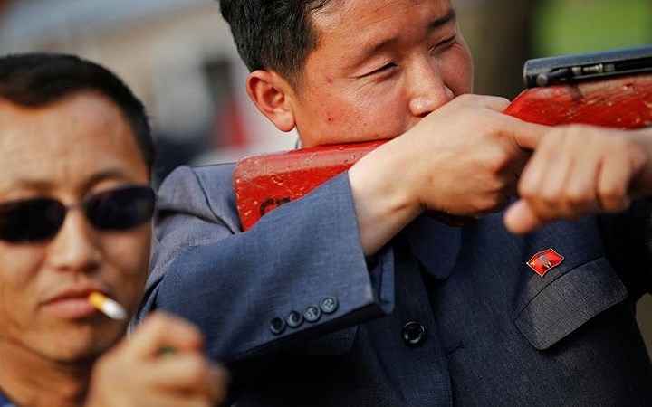 Những người đàn ông đang sử dụng súng hơi trong một công viên ở Bình Nhưỡng. 