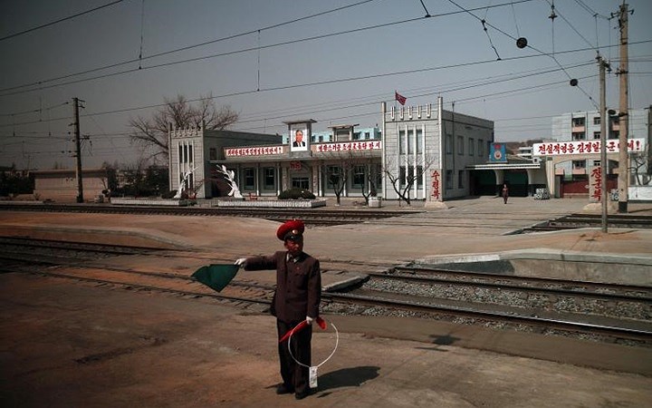 Nhân viên gác chắn đường sắt tại khu vực Tây Bắc thủ đô Bình Nhưỡng.