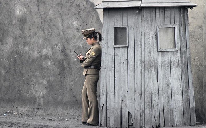    Một nữ quân nhân đang sử dụng điện thoại di động. Bức ảnh chụp tại thị trấn biên giới Sinuiju giáp với Trung Quốc.