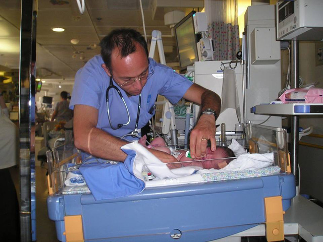 Trẻ sơ sinh được kiểm tra sức khỏe ngay sau khi chào đời để xác định sớm các nguy cơ khuyết tật của trẻ.