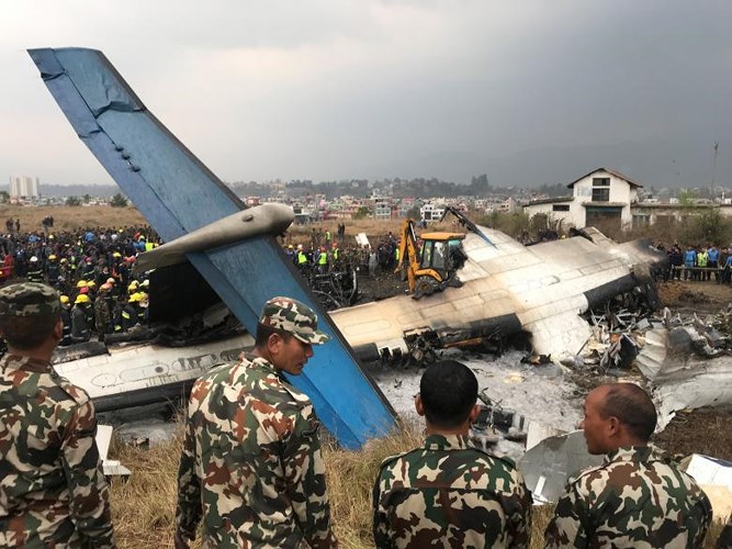 Người phát ngôn Chính phủ Nepal Prasad Duwadi cho biết lực lượng cứu hộ đã đưa các thi thể nạn nhân ra khỏi xác chiếc máy bay rơi tại Sân bay quốc tế Tribhuvan (TIA) ở thủ đô Kathmandu của Nepal chiều cùng ngày. Ảnh: Reuters 