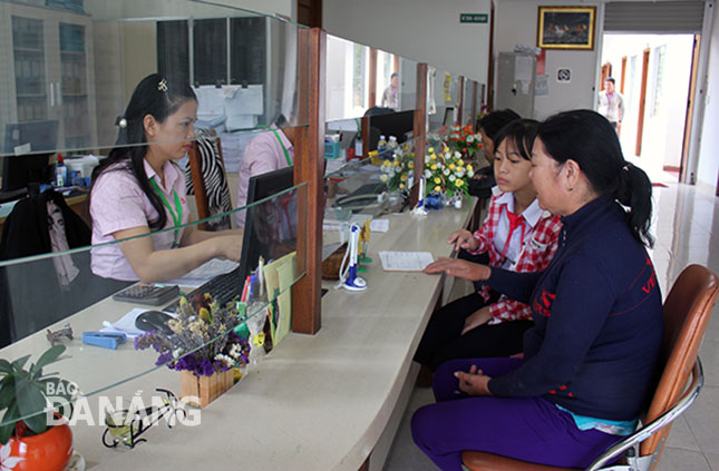 Khách hàng giao dịch tại Ngân hàng Chính sách xã hội thành phố Đà Nẵng. 