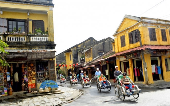 Tourists visit Hoi An city - Illustrative image (Source: news.zing.vn)