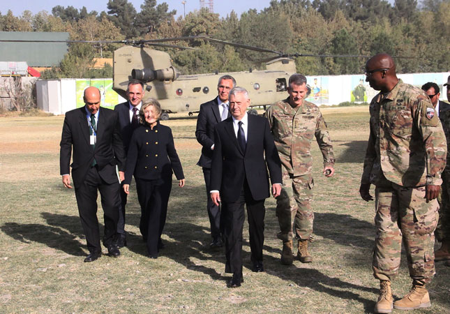 Bộ trưởng Quốc phòng Mỹ Jim Mattis (giữa) bất ngờ đến Kabul.Ảnh: Getty Images