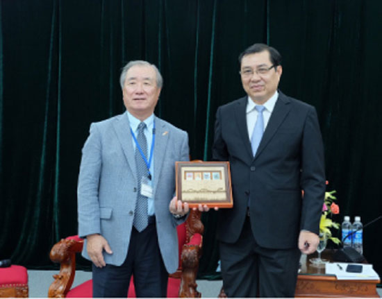 Chủ tịch UBND thành phố Huỳnh Đức Thơ (phải) tiếp ông Yoichi Kobayashi, Chủ tịch Ủy ban Hợp tác kinh tế Nhật Bản - Mekong thuộc Phòng Thương mại Công nghiệp Nhật Bản.        Ảnh: Q.KHẢI