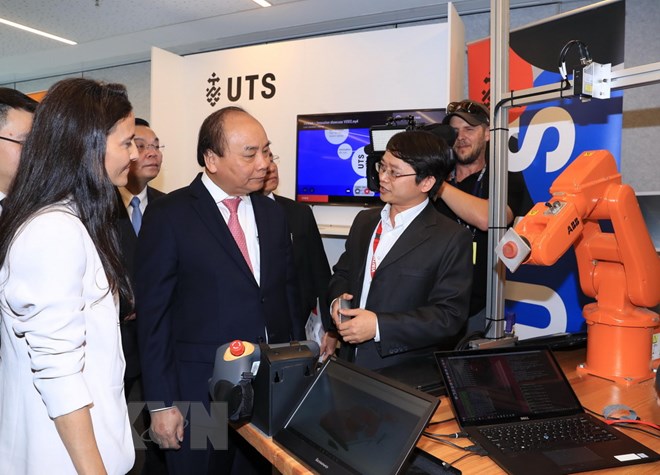 Thủ tướng Nguyễn Xuân Phúc tham quan Triển lãm Đổi mới Sáng tạo (CSIRO). (Ảnh: Thống Nhất/TTXVN)
