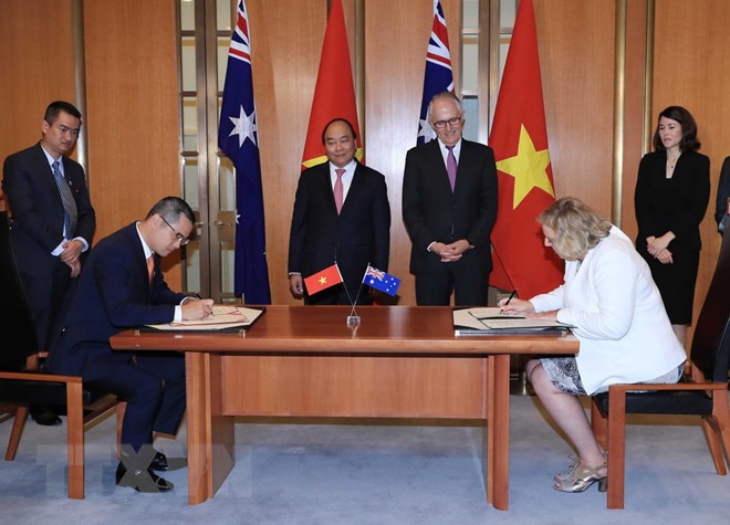 Thủ tướng Australia Malcolm Turnbull và Thủ tướng Nguyễn Xuân Phúc chứng kiến lễ ký các thỏa thuận hợp tác hai nước. (Ảnh: Thống Nhất/TTXVN)
