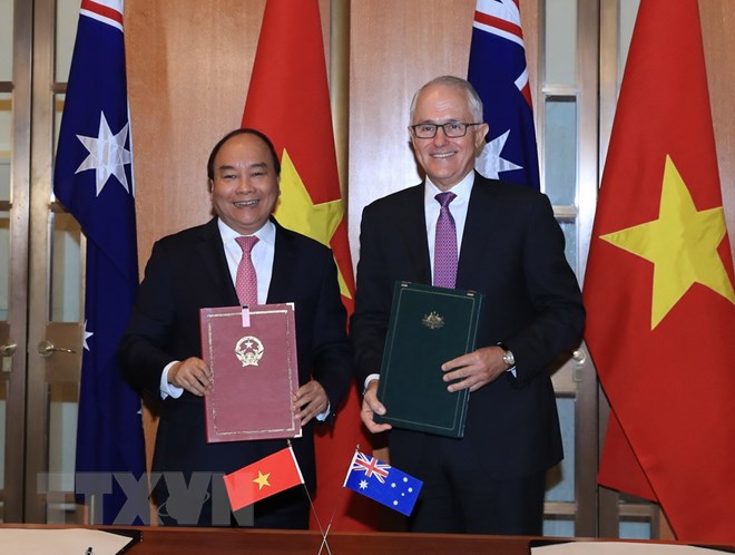 Thủ tướng Nguyễn Xuân Phúc và Thủ tướng Australia Malcolm Turnbull tại lễ ký tuyên bố chung về thiết lập quan hệ Đối tác chiến lược Việt Nam-Australia. (Ảnh: Thống Nhất/TTXVN)