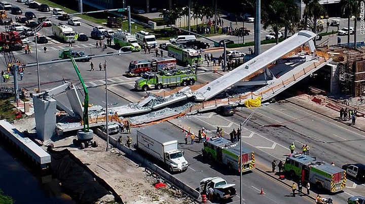Cây cầu vượt dành cho người đi bộ ở gần Trường Đại học Quốc tế Florida đã bất ngờ bị sập ngày 15/3. Ảnh: CNN