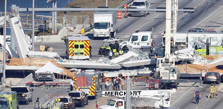 Ít nhất 8 chiếc xe bị mắc kẹt bên dưới cây cầu và ít nhất 10 người được đưa đến các bệnh viện. Ảnh: Reuters