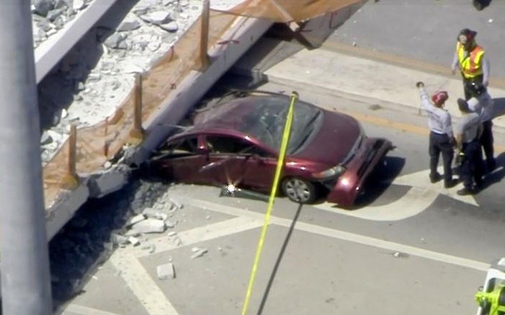 Chiếc ô bẹp rúm bên dưới cây cầu. Ảnh: Reuters