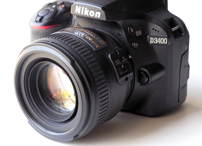 Nikon D3400 là bản cập nhật cho D3300 và các tính năng Bluetooth để chuyển tự động các hình ảnh, chế độ hướng dẫn tích hợp, cộng với tuổi thọ pin dài. Các ống kính kit hoạt động tốt và khá nhỏ gọn, nhưng để đạt được kết quả tốt nhất, nên sử dụng một ống kính chính như 50mm f/1.8 hoặc f / 1.4. Nếu bạn muốn một máy ảnh SLR kỹ thuật số có thể chia sẻ ảnh ngay với điện thoại thông minh của bạn, thì Nikon D3400 sẽ mang lại chất lượng hình ảnh tuyệt vời và đáng giá với số tiền bỏ ra.