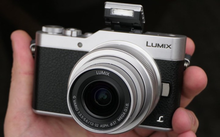Panasonic Lumix GX800 có kết cấu nhỏ gọn và phong cách, cảm biến 16 megapixel Micro Four Thirds, quay video 4K. Tích hợp Wi-Fi đảm bảo bạn có thể nhanh chóng và dễ dàng chuyển ảnh sang điện thoại thông minh của mình, màn hình tự động nghiêng và đèn flash lắp sẵn khiến dòng mày này trở nên tuyệt vời cho bất cứ ai muốn chụp chân dung chất lượng cao. Đặc biệt là hệ thống Micro Four Thirds có nhiều ống kính có sẵn phù hợp với ngân sách của người mới chụp ảnh.