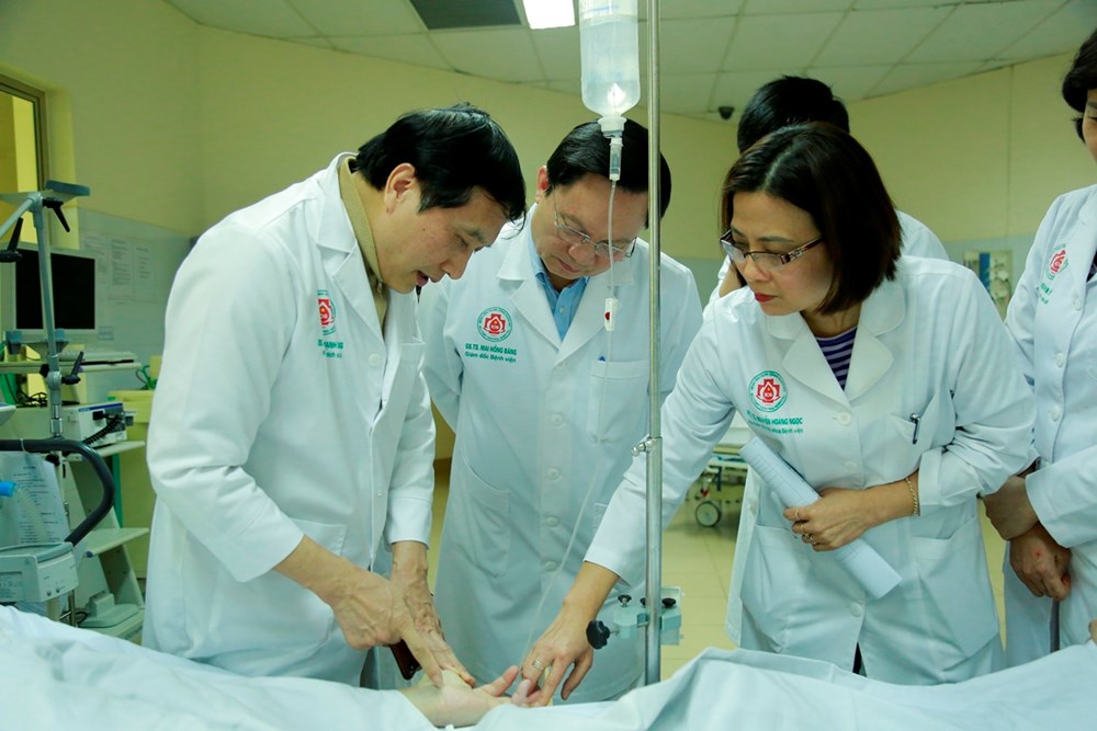 Các chuyên gia tiến hành hội chẩn trước ca ghép phổi. (Ảnh: PV/Vietnam+)