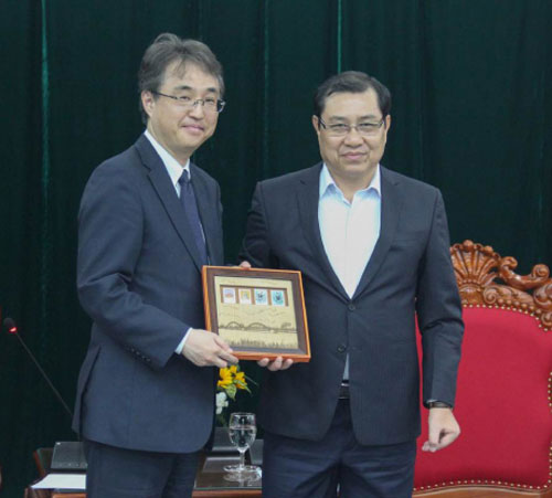 Chủ tịch UBND thành phố Huỳnh Đức Thơ (phải) tiếp ông Hironobu Kitagawa.			                	                 Ảnh: Q.KHẢI
