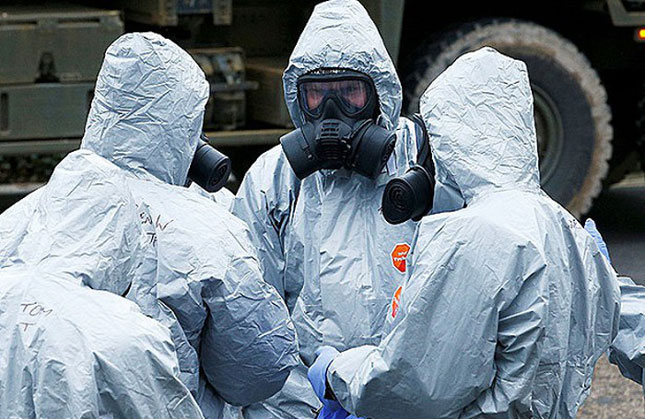 Các nhà điều tra xem xét hiện trường vụ đầu độc tại thành phố Salisbury (Anh).	 Ảnh: AP