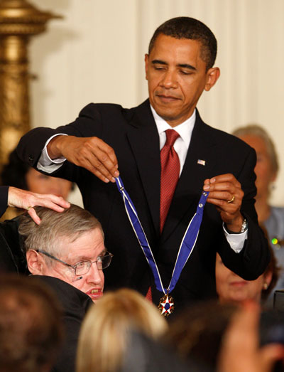 Ông Barack Obama lúc làm Tổng thống Mỹ đã trao tặng huân chương tự do cho Stephen Hawking tại Washington ngày 12-8-2009. 			       Ảnh: Reuters