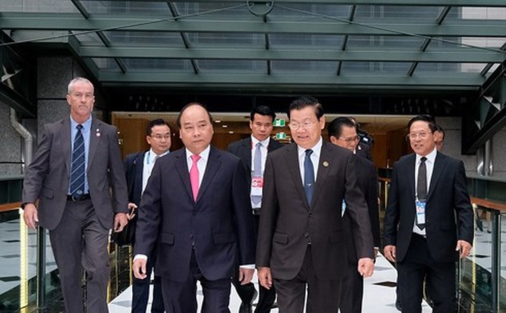 Bên lề Hội nghị Cấp cao Đặc biệt ASEAN - Australia, sáng 17/3, Thủ tướng Chính phủ Nguyễn Xuân Phúc đã có cuộc gặp song phương với Thủ tướng Chính phủ Lào Thongloun Sisoulith. Trong ảnh, Thủ tướng Nguyễn Xuân và Thủ tướng CHDCND Lào Thongloun Sisoulith.
