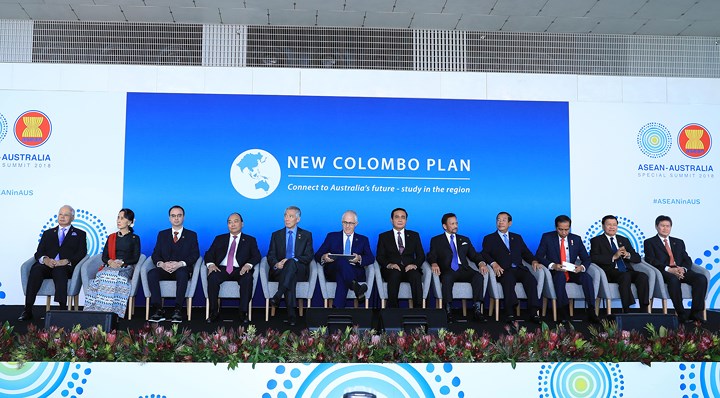 Theo chương trình, Thủ tướng Australia mời các Trưởng đoàn dự tiệc tiếp tân Chương trình học bổng Colombo mới; dự lễ ký kết Bản ghi nhớ về chống khủng bố giữa ASEAN với Chính phủ Australia. Trong ảnh, lãnh đạo các nước ASEAN và Australia dự tiệc tiếp tân tại Chương trình học bổng Colombo mới. (Ảnh VGP)