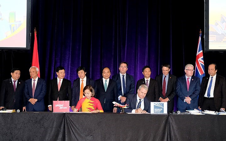 Thủ tướng Nguyễn Xuân Phúc đã dự lễ công bố đường bay thẳng Việt Nam – Australia của Hãng hàng không Vietjet và chứng kiến Vietjet ký kết bản ghi nhớ hợp tác chiến lược với Investec trị giá hơn 600 triệu USD.