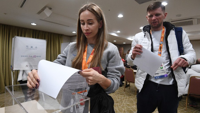 Tại Moscow, hoạt động bỏ phiếu sẽ bắt đầu 9 giờ sau đó (12h trưa nay theo giờ Việt Nam). Các điểm bỏ phiếu sẽ đóng cửa lúc 20h ngày 18/3 theo giờ địa phương. Kết quả đầu tiên sẽ được công bố sớm nhất là 21h (khoảng 1h sáng ngày 19/3 theo giờ Việt Nam). (Ảnh: TASS)