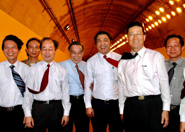 Thủ tướng Phan Văn Khải (giữa)tham dự lễ khánh thành hầm đường bộ Hải Vân năm 2005.  Ảnh: THANH LỘC