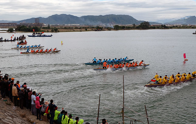 Giải đua thuyền truyền thống quận Liên Chiểu mở rộng được tổ chức hằng năm.