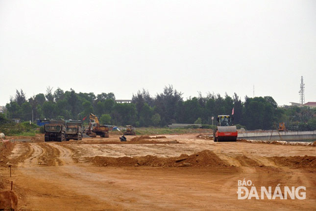 Công trình nâng cấp đê, kè vùng cửa sông Hàn đang được thi công.