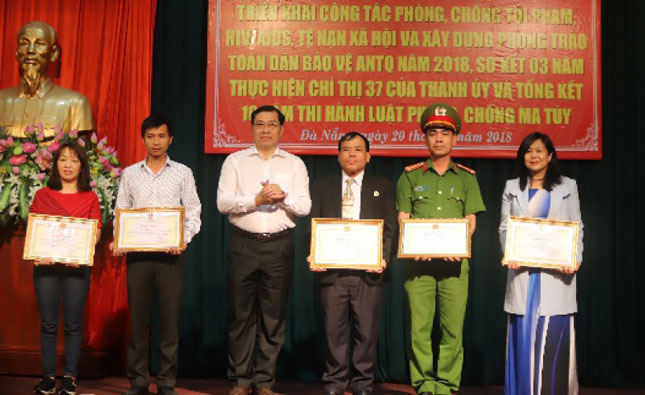 Chủ tịch UBND thành phố Huỳnh Đức Thơ trao bằng khen cho các cá nhân tiêu biểu, xuất sắc.  		  Ảnh: PHAN CHUNG