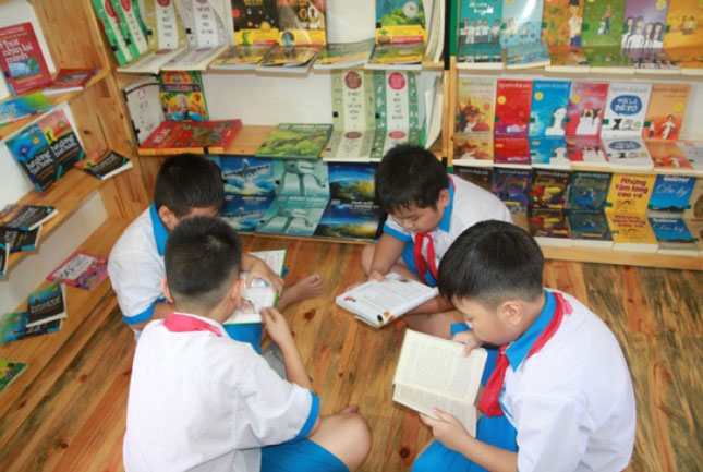 Quán cà-phê sách tại công viên phường Mân Thái không chỉ là địa chỉ sinh hoạt văn hóa, mà còn là nơi khởi nghiệp của các thanh - thiếu niên có hoàn cảnh đặc biệt. Quán thu hút nhiều em thiếu nhi đến đọc sách.