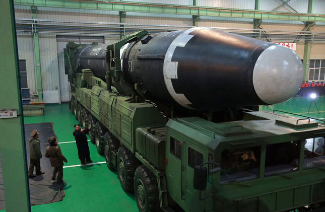 CHDCND Triều Tiên phải cam kết ngừng thử tên lửa và hạt nhân trong thời gian diễn ra các cuộc gặp thượng đỉnh. Trong ảnh: Tên lửa Hwasong-15 của Bình Nhưỡng.  Ảnh: KCNA/AP