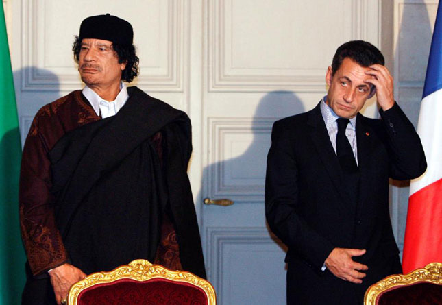 Ông Nicolas Sarkozy (phải) và Tổng thống Libya Moammer Gaddafi trong một cuộc gặp gỡ năm 2007.       Ảnh: Reuters