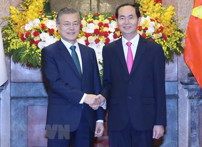 Chủ tịch nước Trần Đại Quang đón Tổng thống Hàn Quốc Moon Jae-in. (Ảnh: Nhan Sáng/TTXVN)