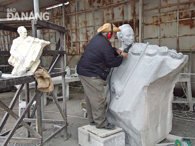 Ông Oyvin say mê chế tác tại cơ sở của Quỹ Điêu khắc đá Đà Nẵng.