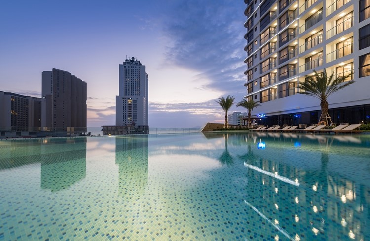Từ bể bơi tầng 6, du khách có thể thưởng ngoạn tầm nhìn khoáng đạt ra thành phố và vịnh Nha Trang xanh mát