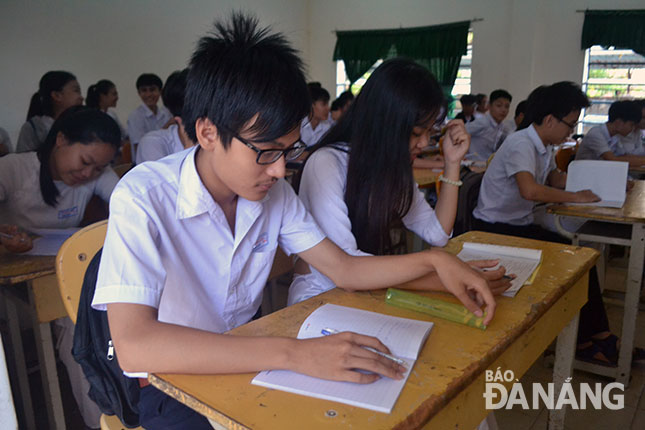 Học sinh Trường THPT Tôn Thất Tùng ôn tập chuẩn bị cho kỳ thi tốt nghiệp.