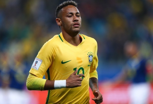 Tiền đạo người Brazil đã dính chấn thương nặng hồi đầu tháng Ba và phải phẫu thuật. Theo dự kiến, Neymar sẽ ngồi ngoài chừng 3 tháng. Thế nhưng, sau đó, các bác sĩ của đội tuyển Brazil vẫn cần kiểm tra để… đánh giá thêm. Có nghĩa rằng, Neymar chưa chắc kịp bình phục để tham dự World Cup 2018. Nên nhớ, các đội tuyển chốt danh sách 23 cầu thủ vào ngày 4/6.