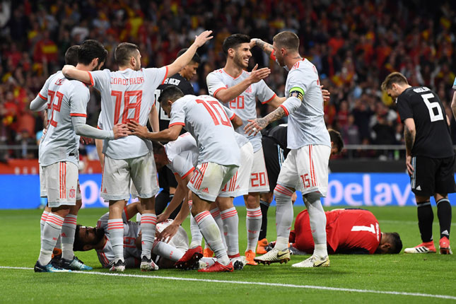 Niềm vui của cầu thủ Tây Ban Nha trước chiến thắng hủy diệt Argentina với tỷ số 6-1. Ảnh: Internet