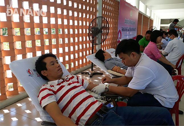 Cán bộ, công chức hiến máu cứu người