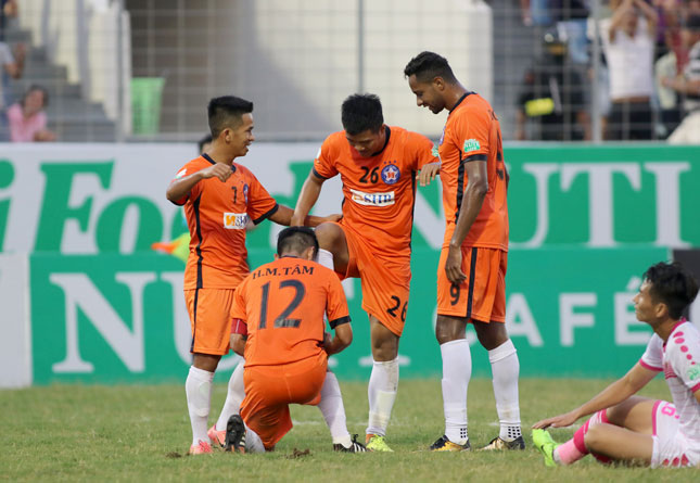 Niềm vui chiến thắng của các cầu thủ SHB Đà Nẵng (áo cam) khi đánh bại Sài Gòn FC (áo trắng) ở trận đấu chiều qua.              Ảnh: ANH VŨ