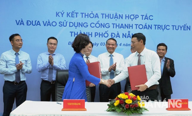 Lễ ký kết Thỏa thuận hợp tác và đưa vào sử dụng Cổng thanh toán trực tuyến thành phố Đà Nẵng.  				       Ảnh: KHÁNH HÒA
