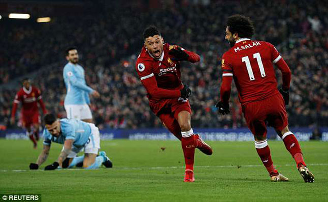 Dù khó khăn nhưng HLV J.Klopp vẫn hy vọng các học trò sẽ tái lập chiến công khi Liverpool (áo đỏ) là đội duy nhất đánh bại Man City (áo xanh) tại Premier League mùa này.     Ảnh: Reuters