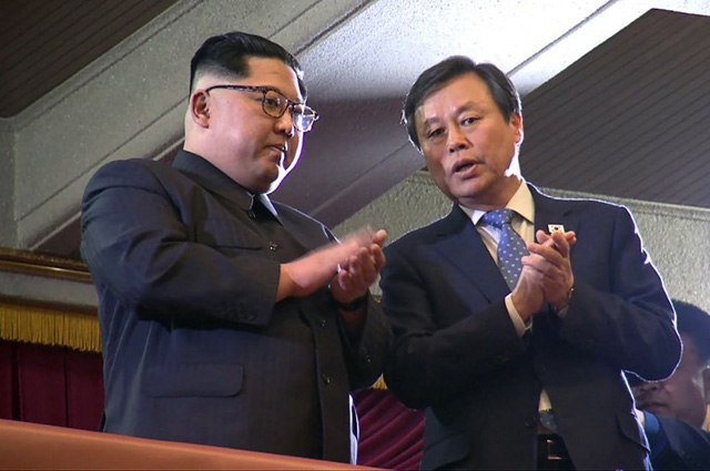 Nhà lãnh đạo Triều Tiên Kim Jong-un (trái) và Bộ trưởng Văn hóa Hàn Quốc vỗ tay khi xem chương trình biểu diễn của đoàn nghệ thuật Hàn Quốc hôm 1/4. (Ảnh: AFP)