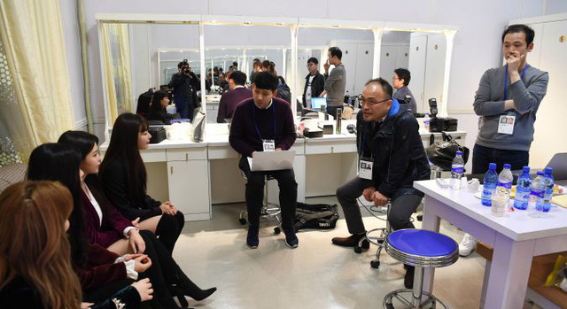 ác phóng viên Hàn Quốc phải tác nghiệp tại phòng thay đồ do không được mời vào nơi tổ chức chương trình nghệ thuật (Ảnh: NK News)