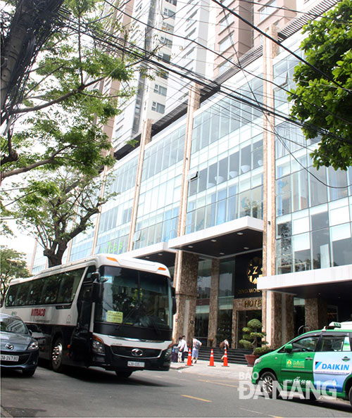 Các phương tiện thường xuyên lưu thông khó khăn tại đoạn đường Lý Thường Kiệt phía trước dự án căn hộ, khách sạn cao tầng F.Home.